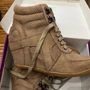 Forever lace up heeled sneakers size 5 1/2